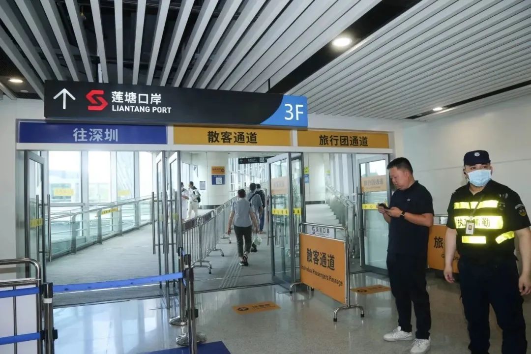 出入境客流量統(tǒng)計(jì)數(shù)據(jù)顯示,連日來(lái)出入境客流呈高峰態(tài)勢(shì)(圖2) 832.jpg